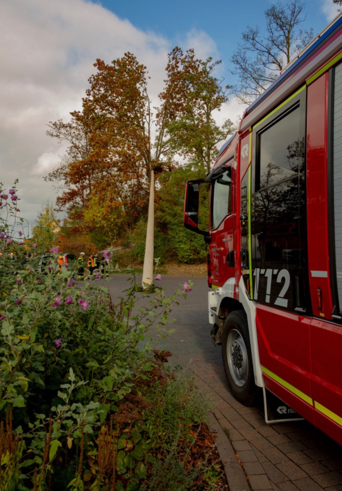Einsatz: H1 – Kirmesbaum umgestürzt um 21.10.2025, 13:00 Uhr